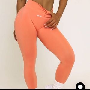 Oh Polly Set (leggings and top), light orange color, size XS (both). Super comfy